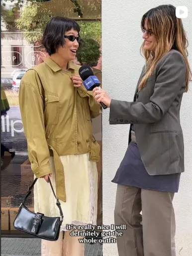 Saskia Jung interviewing a guest with a microphone at a Sellpy event.